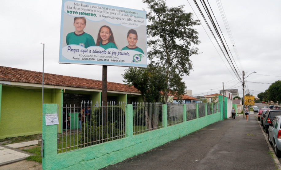 Em 2017, o Colégio Estadual Homero Batista de Barros, em Curitiba, atendeu no turno único 250 alunos do 6° ano do ensino fundamental à 1ª série do ensino médio. Nesse ano a escola também vai ofertar a modalidade para alunos da 2ª série do ensino médio.