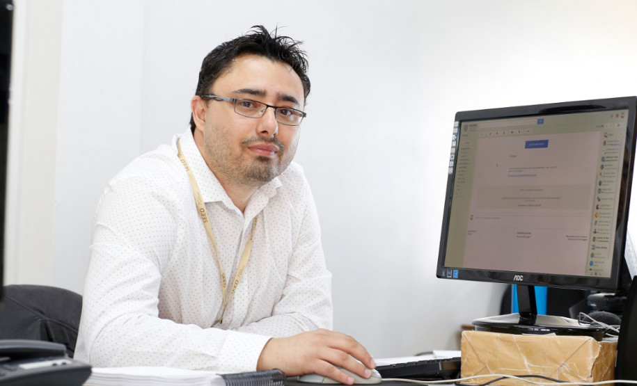 No @escola o docente tem a possibilidade de utilizar um ambiente virtual de aprendizagem que permite o arquivamento das aulas, compartilhamento de materiais pedagógicos para alunos e colegas, desenvolver documentos online de maneira colaborativa, além de blogs e sites em uma nuvem com espaço ilimitado