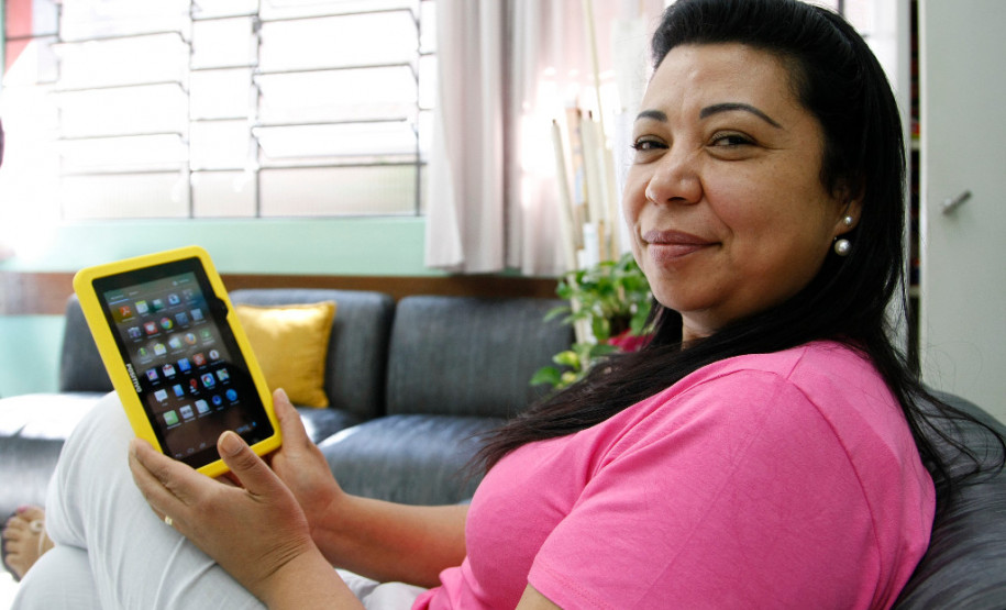 Os 70 mil professores da rede estadual de ensino agora possuem uma conta personalizada do Google que possibilita acesso a vários serviços online para uso pedagógico. O acesso pode ser feito em tablets, computadores ou smartphones de qualquer sistema operacional.