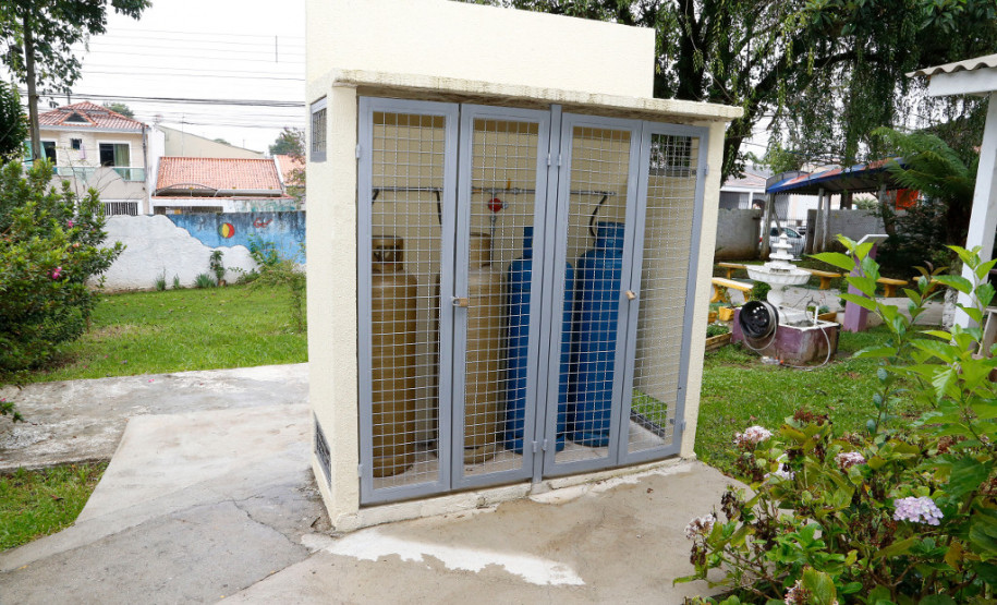 Para auxiliar a administração escolar, o Governo do Paraná repassará ao longo do ano letivo mais de R$ 134 milhões direto na conta das escolas por meio do Fundo Rotativo.<br />
<br />
O depósito será feito em 14 parcelas (10 para consumo e quatro para serviços), que servem para gasto em pequenas obras e reformas emergenciais, como reparos nas redes hidráulica e elétrica, e também para compra de itens de materiais de limpeza e expediente.