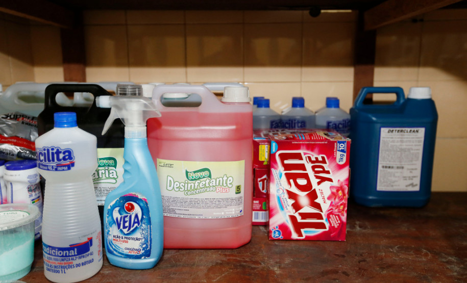 Para auxiliar a administração escolar, o Governo do Paraná repassará ao longo do ano letivo mais de R$ 134 milhões direto na conta das escolas por meio do Fundo Rotativo.<br />
<br />
O depósito será feito em 14 parcelas (10 para consumo e quatro para serviços), que servem para gasto em pequenas obras e reformas emergenciais, como reparos nas redes hidráulica e elétrica, e também para compra de itens de materiais de limpeza e expediente.