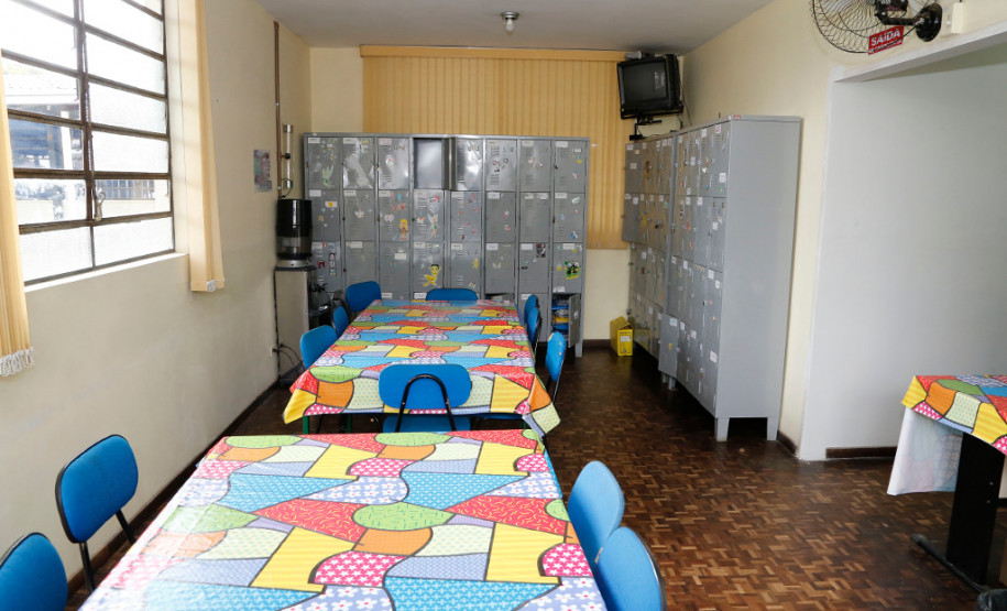 O ano de 2018 promete ser especial para as escolas estaduais do Paraná. O Governo do Estado investiu R$ 218 milhões em obras de infraestrutura em toda e rede de ensino. “São programas como o Escola 1.000, Renova Escola, Mãos Amigas e Reparo Rápido.