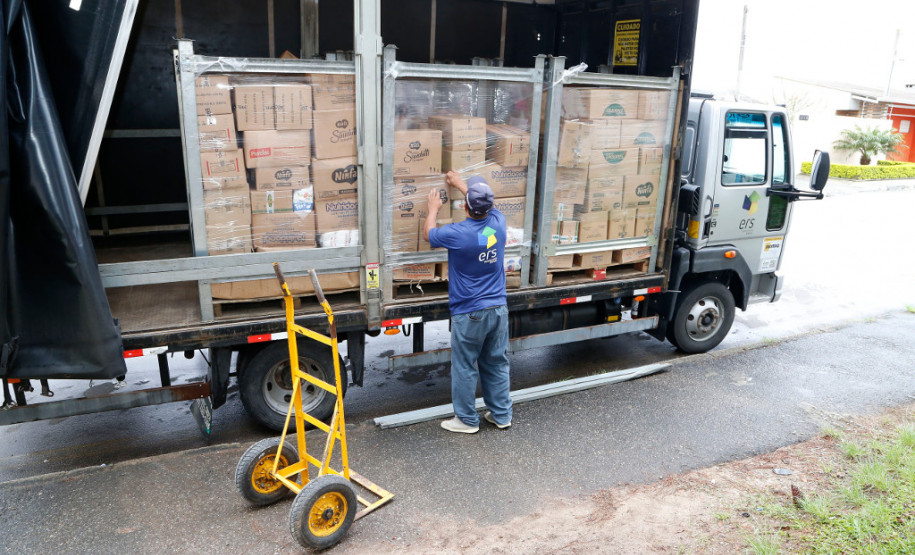 Nessa semana as escolas estaduais começaram a receber as primeiras entregas dos alimentos da merenda escolar. Nesta etapa, as escolas receberão 245 toneladas de filé de peito de frango, cerca de 1.1 mil toneladas de alimentos não perecíveis (arroz, macarrão, açúcar, leite, biscoito, por exemplo).