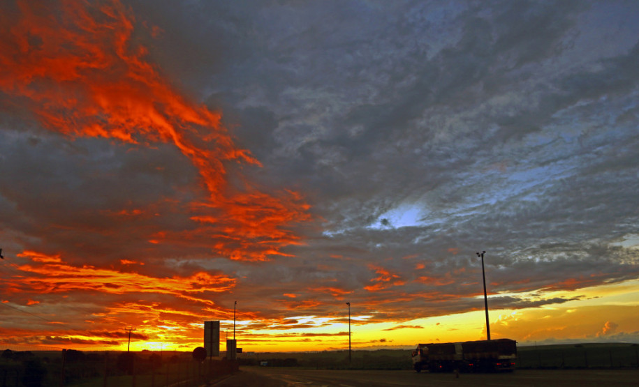 Termina neste fim de semana, à meia-noite de sábado (17) para domingo (18), o horário brasileiro de verão, que está em vigor desde 15 de outubro. Consumidores de dez estados e do Distrito Federal devem atrasar o relógio em uma hora.