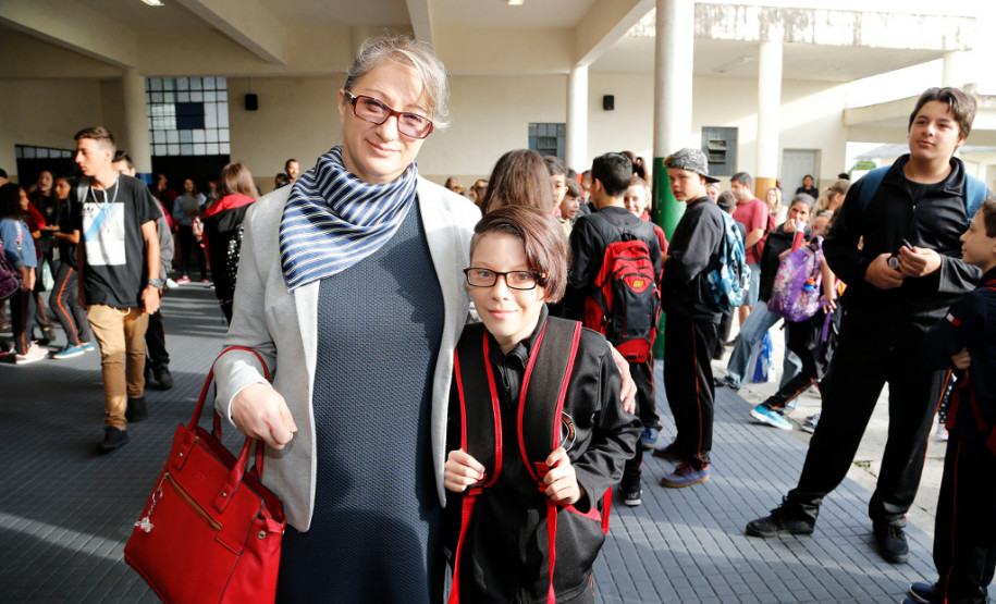 A enfermeira Adriane Lessnau também acompanhou o filho, Pietro Lessnau, de 10 anos, do 6° ano do ensino fundamental, no primeiro dia de aula. “A participação dos pais na vida escolar dos nossos filhos influencia no processo de aprendizado. É importante esse acompanhamento principalmente no caso dele que está ingressando em uma escola nova com colegas e professores diferente”, disse.