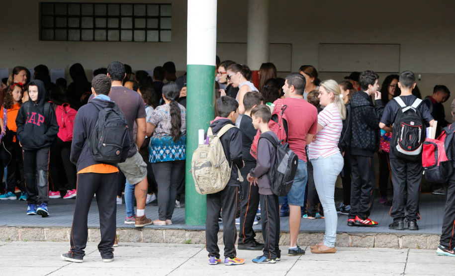 Começou nesta segunda-feira (19) o ano letivo para os mais de um milhão de estudantes da rede estadual de ensino do Paraná. As aulas nas 2,1 mil escolas estaduais iniciaram de forma tranquila em todo o Estado. No Colégio Estadual Paula Gomes, no bairro Santa Quitéria, os pais fizeram questão de acompanhar o primeiro dia de aula dos 570 estudantes.