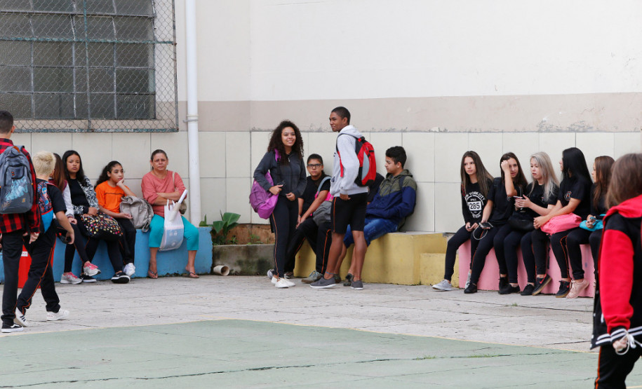 Começou nesta segunda-feira (19) o ano letivo para os mais de um milhão de estudantes da rede estadual de ensino do Paraná. As aulas nas 2,1 mil escolas estaduais iniciaram de forma tranquila em todo o Estado. No Colégio Estadual Paula Gomes, no bairro Santa Quitéria, os pais fizeram questão de acompanhar o primeiro dia de aula dos 570 estudantes.