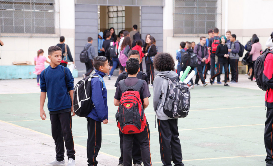 Começou nesta segunda-feira (19) o ano letivo para os mais de um milhão de estudantes da rede estadual de ensino do Paraná. As aulas nas 2,1 mil escolas estaduais iniciaram de forma tranquila em todo o Estado. No Colégio Estadual Paula Gomes, no bairro Santa Quitéria, os pais fizeram questão de acompanhar o primeiro dia de aula dos 570 estudantes.