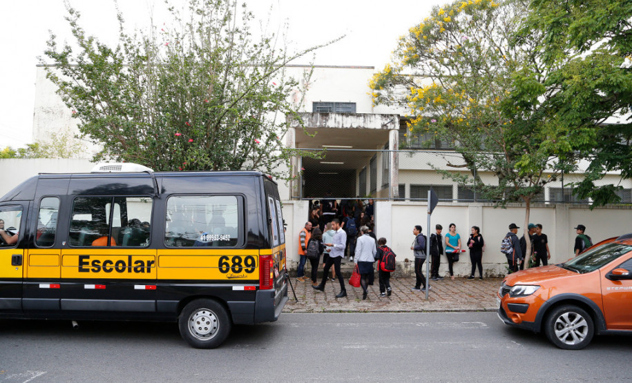 Começou nesta segunda-feira (19) o ano letivo para os mais de um milhão de estudantes da rede estadual de ensino do Paraná. As aulas nas 2,1 mil escolas estaduais iniciaram de forma tranquila em todo o Estado. No Colégio Estadual Paula Gomes, no bairro Santa Quitéria, os pais fizeram questão de acompanhar o primeiro dia de aula dos 570 estudantes.
