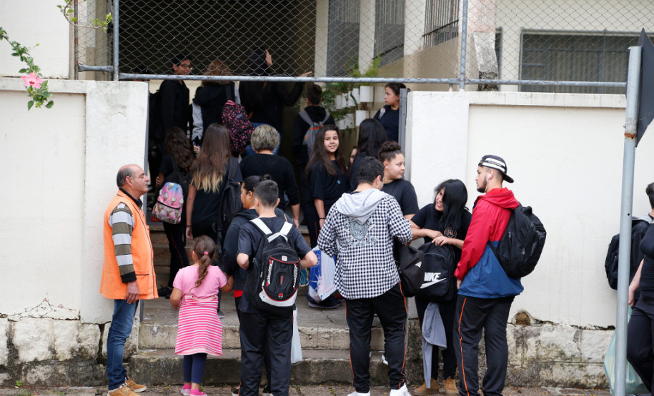 Começou nesta segunda-feira (19) o ano letivo para os mais de um milhão de estudantes da rede estadual de ensino do Paraná. As aulas nas 2,1 mil escolas estaduais iniciaram de forma tranquila em todo o Estado. No Colégio Estadual Paula Gomes, no bairro Santa Quitéria, os pais fizeram questão de acompanhar o primeiro dia de aula dos 570 estudantes.