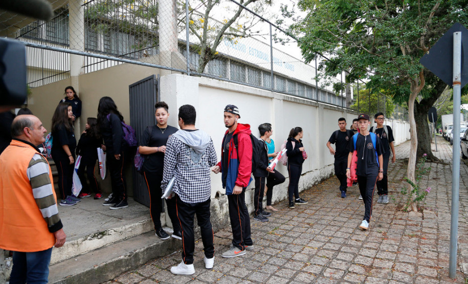 Começou nesta segunda-feira (19) o ano letivo para os mais de um milhão de estudantes da rede estadual de ensino do Paraná. As aulas nas 2,1 mil escolas estaduais iniciaram de forma tranquila em todo o Estado. No Colégio Estadual Paula Gomes, no bairro Santa Quitéria, os pais fizeram questão de acompanhar o primeiro dia de aula dos 570 estudantes.