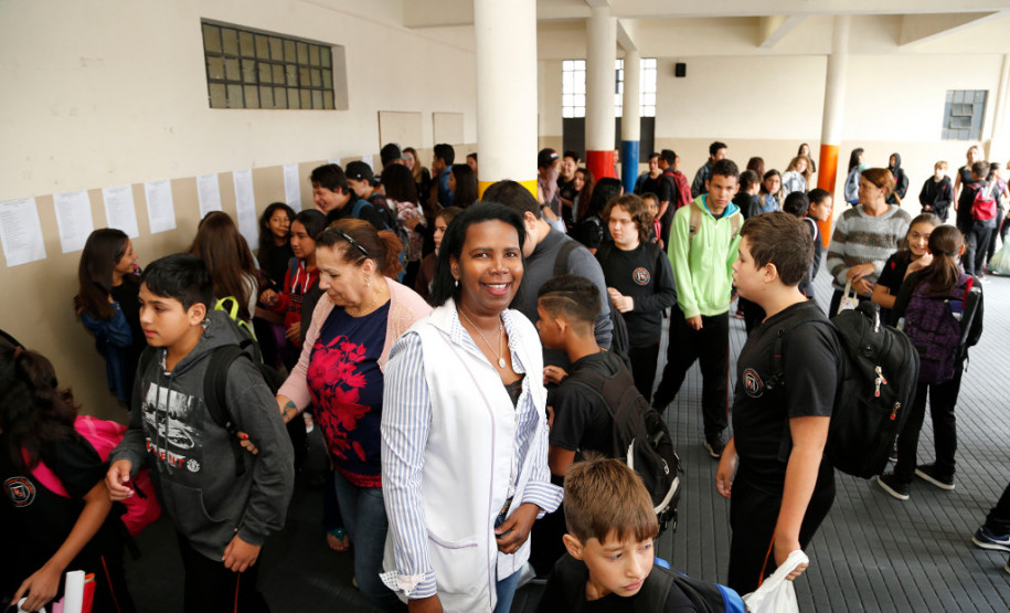 Começou nesta segunda-feira (19) o ano letivo para os mais de um milhão de estudantes da rede estadual de ensino do Paraná. As aulas nas 2,1 mil escolas estaduais iniciaram de forma tranquila em todo o Estado. No Colégio Estadual Paula Gomes, no bairro Santa Quitéria, os pais fizeram questão de acompanhar o primeiro dia de aula dos 570 estudantes.