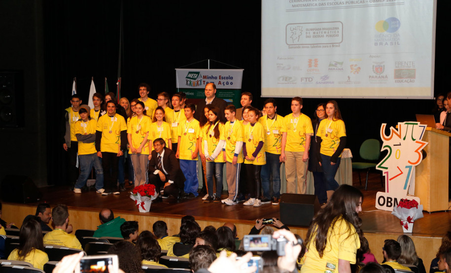 Entrega de medalhas de prata e bronze para alunos paranaenses participantes da OBMEP, em 2017.