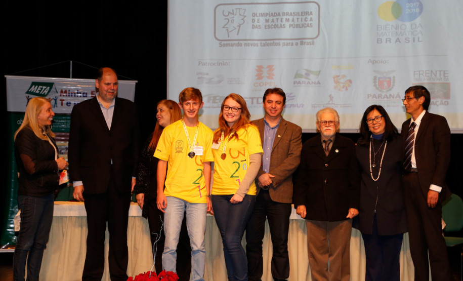 Entrega de medalhas de prata e bronze para alunos paranaenses participantes da OBMEP, em 2017.
