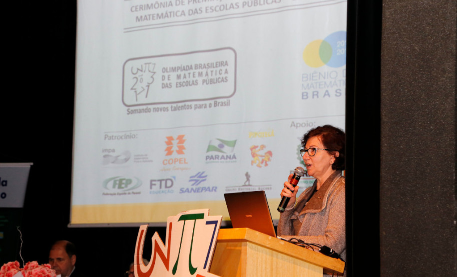 Entrega de medalhas de prata e bronze para alunos paranaenses participantes da OBMEP, em 2017.