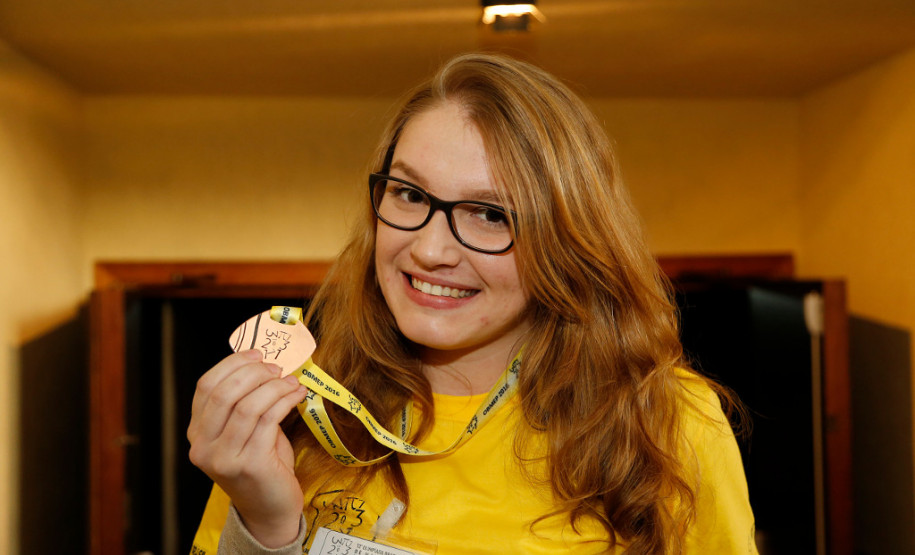 Entrega de medalhas de prata e bronze para alunos paranaenses participantes da OBMEP, em 2017.