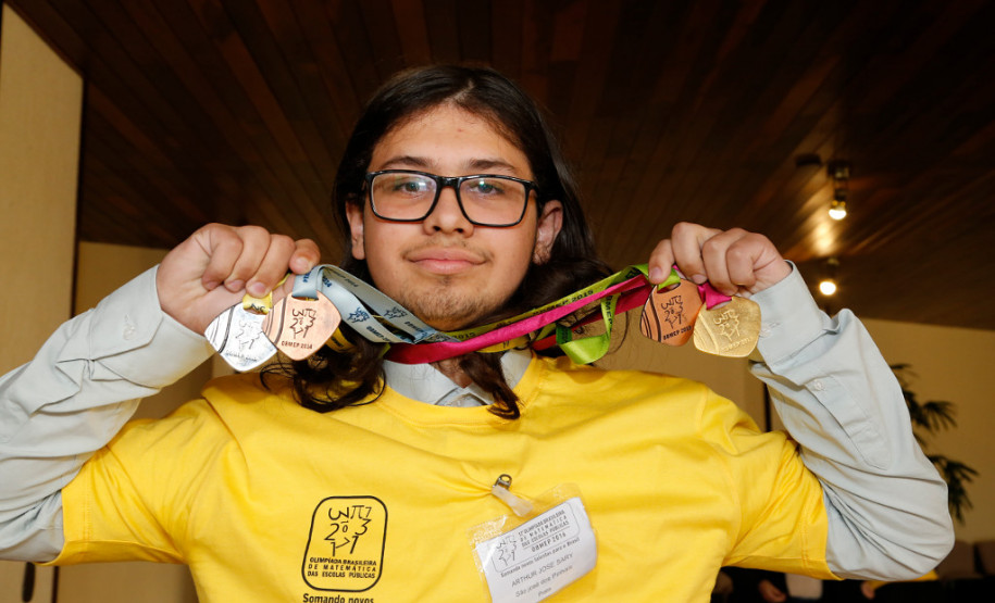 Entrega de medalhas de prata e bronze para alunos paranaenses participantes da OBMEP, em 2017.