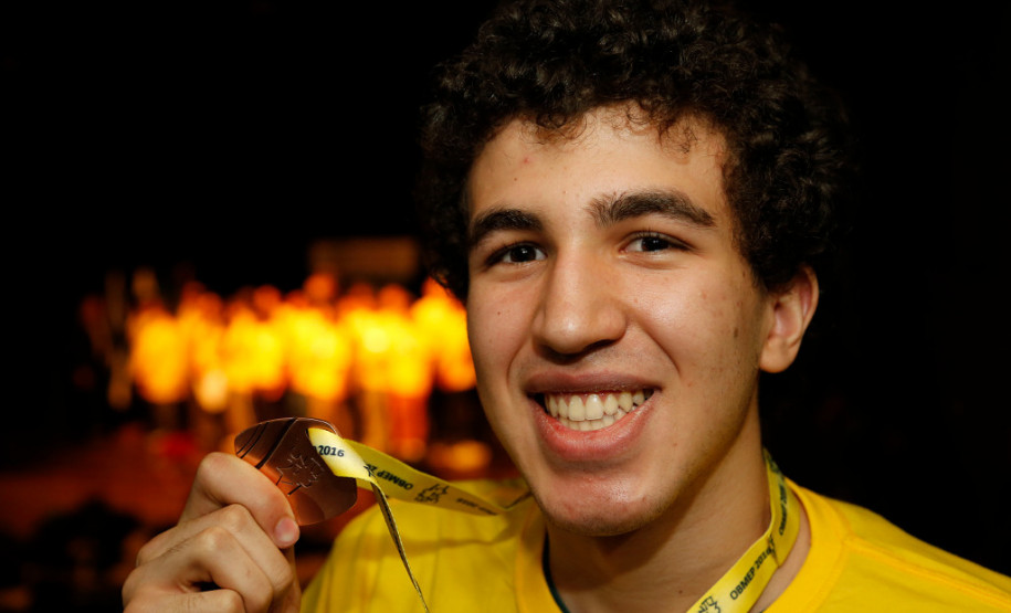 Entrega de medalhas de prata e bronze para alunos paranaenses participantes da OBMEP, em 2017.