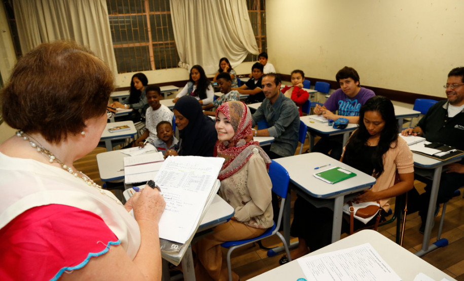O Governo do Paraná tem duas novidades para quem deseja aprender novos idiomas impulsionar a carreira. A Secretaria de Estado da Educação oferta desde o início do ano letivo os cursos de Português para Falantes de Outras Línguas (PFOL) e Língua Brasileira de Sinais (Libras) para ouvintes. Os cursos são ofertados gratuitamente em escolas da rede estadual de ensino em diferentes regiões do Estado.