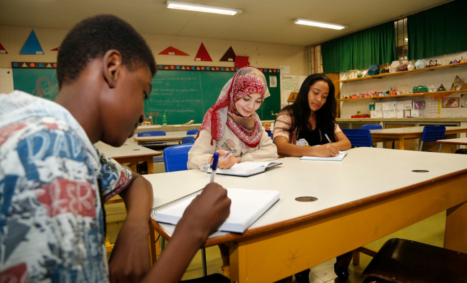 O Governo do Paraná tem duas novidades para quem deseja aprender novos idiomas impulsionar a carreira. A Secretaria de Estado da Educação oferta desde o início do ano letivo os cursos de Português para Falantes de Outras Línguas (PFOL) e Língua Brasileira de Sinais (Libras) para ouvintes. Os cursos são ofertados gratuitamente em escolas da rede estadual de ensino em diferentes regiões do Estado.