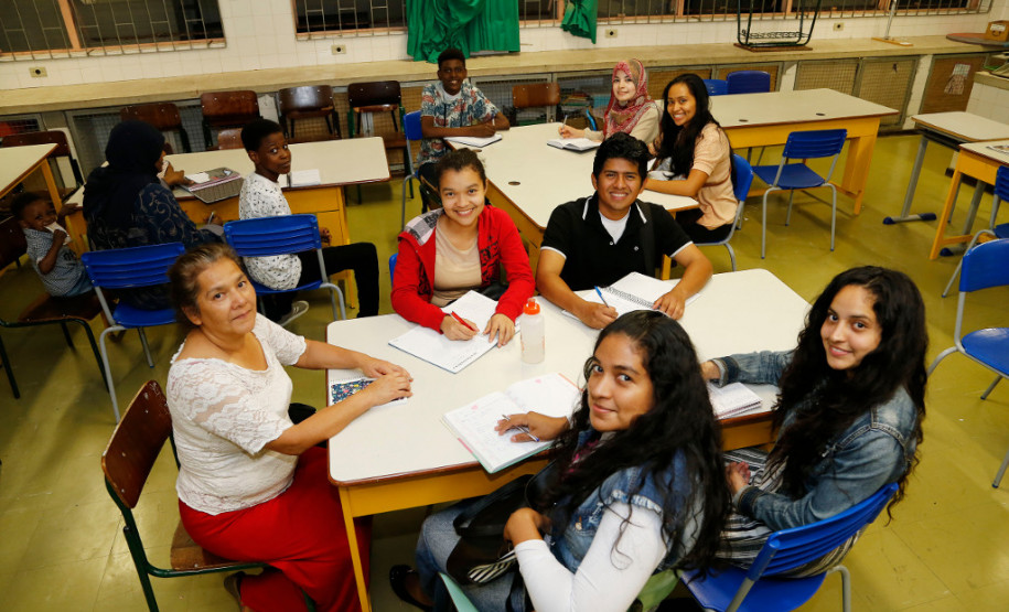 O Governo do Paraná tem duas novidades para quem deseja aprender novos idiomas impulsionar a carreira. A Secretaria de Estado da Educação oferta desde o início do ano letivo os cursos de Português para Falantes de Outras Línguas (PFOL) e Língua Brasileira de Sinais (Libras) para ouvintes. Os cursos são ofertados gratuitamente em escolas da rede estadual de ensino em diferentes regiões do Estado.