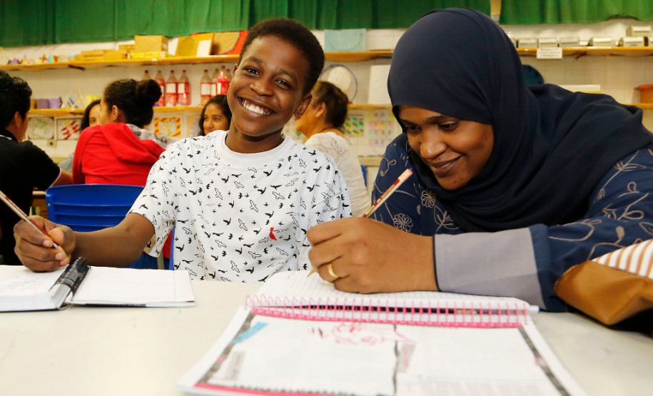 O Governo do Paraná tem duas novidades para quem deseja aprender novos idiomas impulsionar a carreira. A Secretaria de Estado da Educação oferta desde o início do ano letivo os cursos de Português para Falantes de Outras Línguas (PFOL) e Língua Brasileira de Sinais (Libras) para ouvintes. Os cursos são ofertados gratuitamente em escolas da rede estadual de ensino em diferentes regiões do Estado.