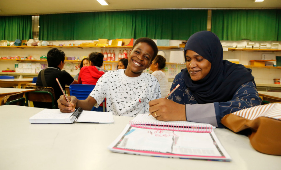 O Governo do Paraná tem duas novidades para quem deseja aprender novos idiomas impulsionar a carreira. A Secretaria de Estado da Educação oferta desde o início do ano letivo os cursos de Português para Falantes de Outras Línguas (PFOL) e Língua Brasileira de Sinais (Libras) para ouvintes. Os cursos são ofertados gratuitamente em escolas da rede estadual de ensino em diferentes regiões do Estado.