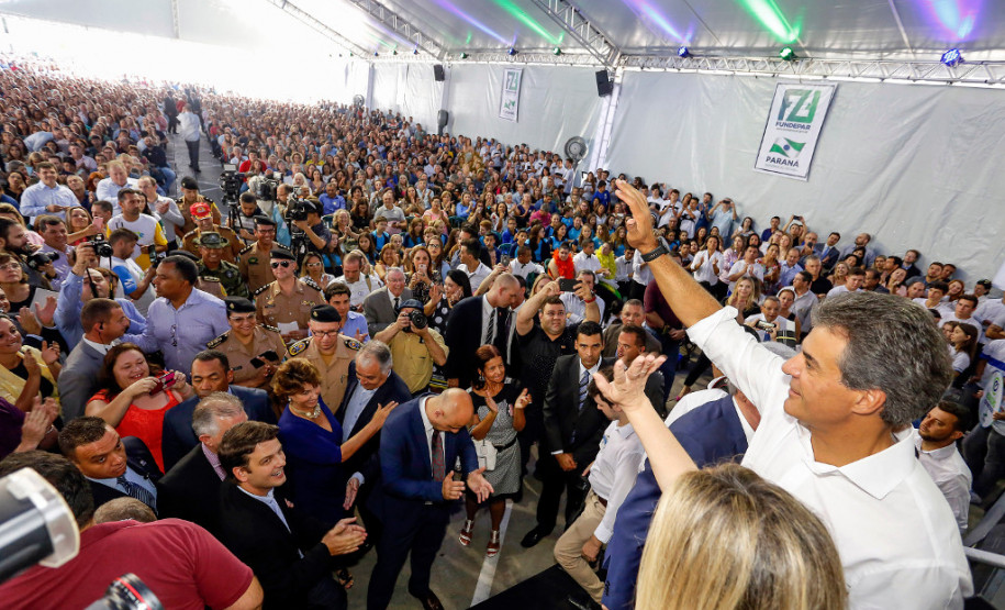 O Governo do Estado vai depositar ao longo deste ano cerca de R$ 134 milhões do Fundo Rotativo – instrumento de repasse de recursos – nas contas bancárias das 2,1 mil escolas do Paraná. O valor é o dobro do total repassado em 2017. O montante faz parte do maior pacote de investimentos da história da educação no Estado, anunciado pelo governador Beto Richa nesta quarta-feira (28), durante cerimônia no Palácio Iguaçu, em Curitiba. Foram liberados para a pasta cerca de R$ 600 milhões.