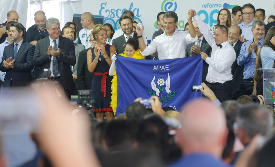 O governador Beto Richa autorizou o repasse de R$ 20 milhões para a reforma de 200 Associações de Pais e Amigos dos Excepcionais (Apaes) do Paraná. O recurso faz parte do maior pacote de investimentos da história da educação do Estado, divulgado nesta quarta-feira (28), durante cerimônia no Palácio Iguaçu, em Curitiba. Foram liberados R$ 600 milhões para a área.