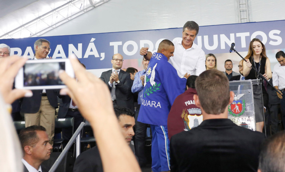 O governador Beto Richa autorizou o repasse de R$ 20 milhões para a reforma de 200 Associações de Pais e Amigos dos Excepcionais (Apaes) do Paraná. O recurso faz parte do maior pacote de investimentos da história da educação do Estado, divulgado nesta quarta-feira (28), durante cerimônia no Palácio Iguaçu, em Curitiba. Foram liberados R$ 600 milhões para a área.