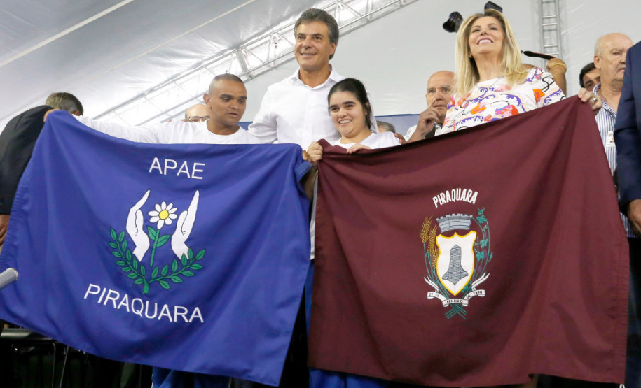 O governador Beto Richa autorizou o repasse de R$ 20 milhões para a reforma de 200 Associações de Pais e Amigos dos Excepcionais (Apaes) do Paraná. O recurso faz parte do maior pacote de investimentos da história da educação do Estado, divulgado nesta quarta-feira (28), durante cerimônia no Palácio Iguaçu, em Curitiba. Foram liberados R$ 600 milhões para a área.