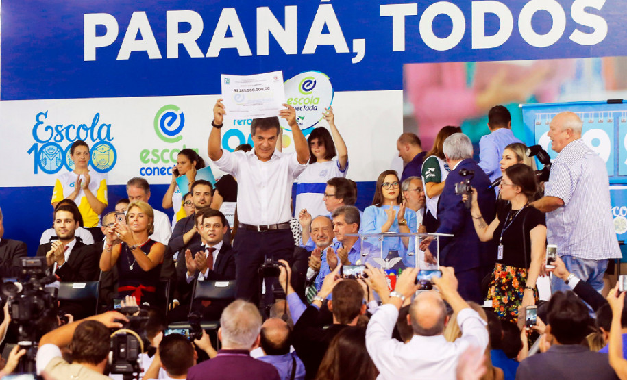 O governador Beto Richa lançou nesta quarta-feira (28), no Palácio Iguaçu, o programa Escola Conectada, que vai modernizar os sistemas de informática dos colégios da rede estadual. Serão investidos R$ 283 milhões para aquisição de equipamentos e melhorias da rede de Internet das escolas.