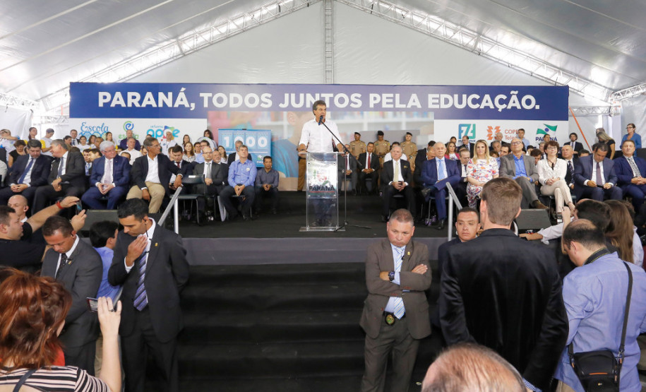 O governador Beto Richa lançou nesta quarta-feira (28), no Palácio Iguaçu, o programa Escola Conectada, que vai modernizar os sistemas de informática dos colégios da rede estadual. Serão investidos R$ 283 milhões para aquisição de equipamentos e melhorias da rede de Internet das escolas.
