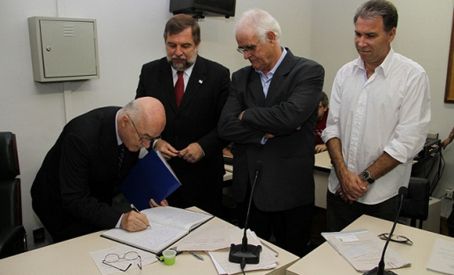 Membro do Conselho Estadual de Educação do Paraná por nove anos, o professor doutor Oscar Alves foi Reitor da Universidade Estadual de Londrina de (1974 a 1978) e da Universidade Norte do Paraná (2000 a 2002).