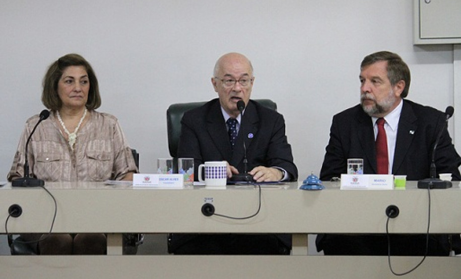 Exerceu também a função de secretário estadual de Saúde e Bem Estar Social do Estado do Paraná (1979 a 1982) e foi eleito deputado federal do Estado (1983 e 1987).