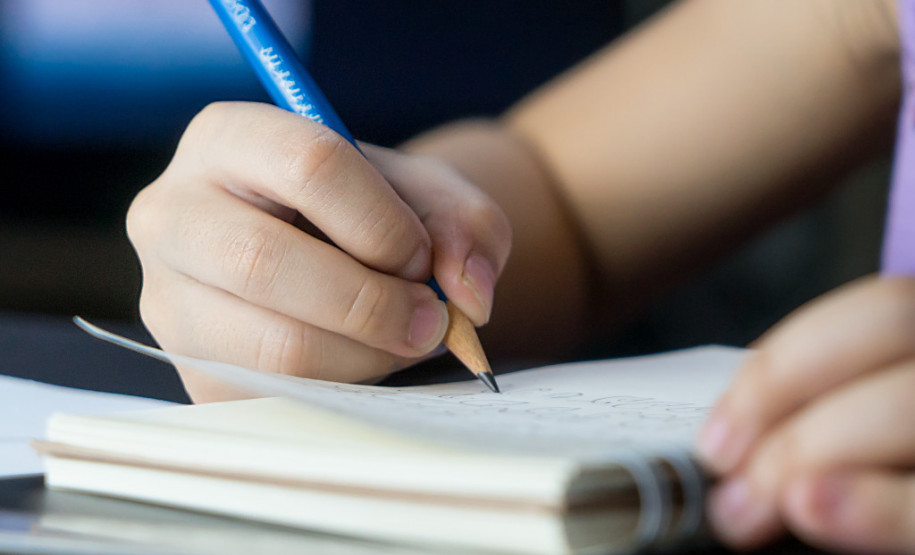 MP abre inscrições para estágio de alunos do ensino médio O Ministério Público do Paraná (MP-PR), em parceria com a Secretaria de Estado da Educação, abriu as inscrições para o teste seletivo de estagiários de Ensino Médio e Profissionalizante para Unidades Administrativas, Centros de Apoio, Centro de Estudos, Promotorias e Procuradorias de Justiça de Curitiba.