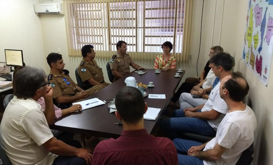A secretária da Educação, professora Ana Seres, participou nesta sexta-feira (02), em Pato Branco, de uma reunião com o Núcleo Regional de Educação, comunidade escolar, associações de pais e mestres e com representantes da Polícia Militar para tratar da possível instalação de um colégio da PM no município.