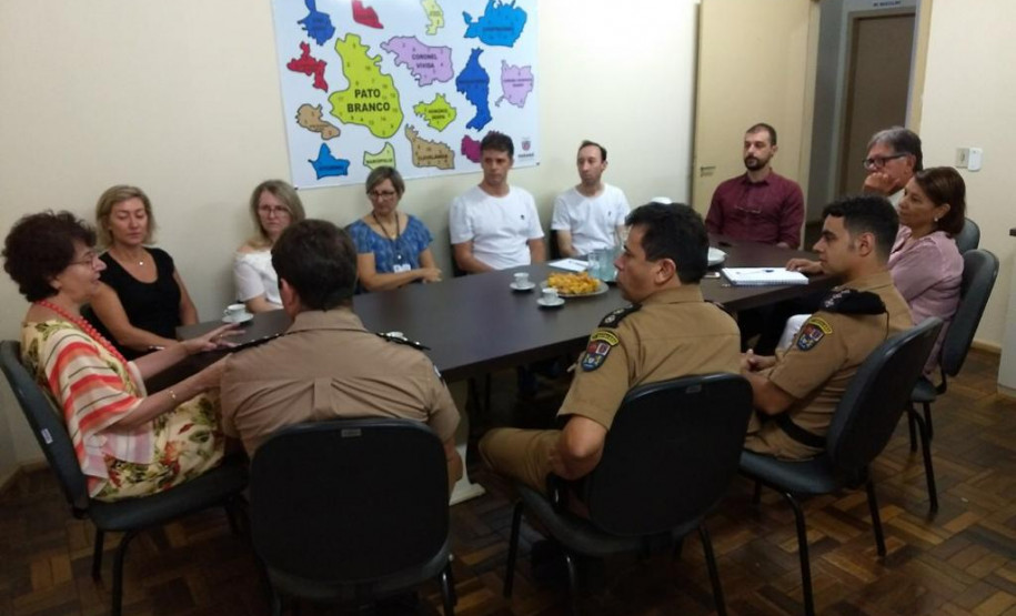 A secretária da Educação, professora Ana Seres, participou nesta sexta-feira (02), em Pato Branco, de uma reunião com o Núcleo Regional de Educação, comunidade escolar, associações de pais e mestres e com representantes da Polícia Militar para tratar da possível instalação de um colégio da PM no município.
