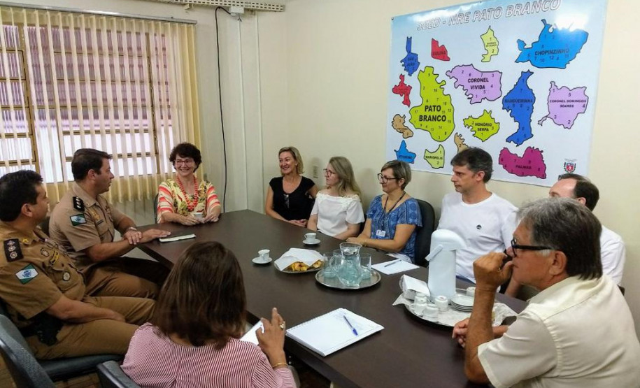 A secretária da Educação, professora Ana Seres, participou nesta sexta-feira (02), em Pato Branco, de uma reunião com o Núcleo Regional de Educação, comunidade escolar, associações de pais e mestres e com representantes da Polícia Militar para tratar da possível instalação de um colégio da PM no município.