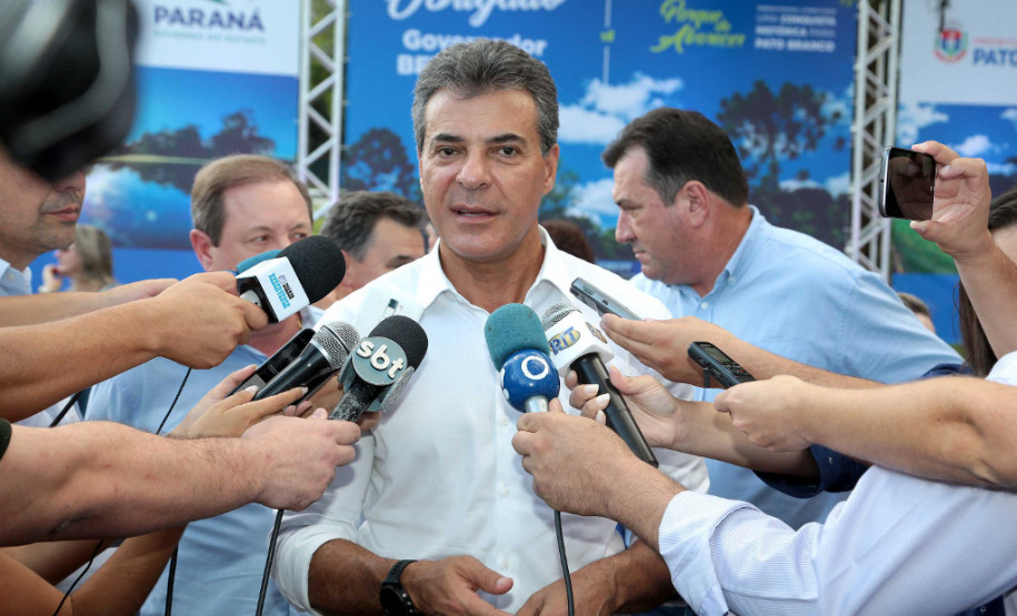 O governador Beto Richa autorizou nesta sexta-feira (02) a abertura do processo licitatório para a construção da Unidade Nova Bairro Fraron, escola que vai atender mais mil alunos de Pato Branco. A execução do projeto está prevista para começar no mês de abril com investimento de R$ 7,5 milhões de recursos da Secretaria de Estado de Educação.