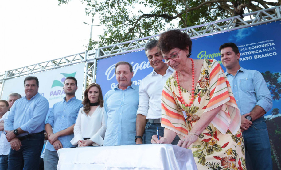O governador Beto Richa autorizou nesta sexta-feira (02) a abertura do processo licitatório para a construção da Unidade Nova Bairro Fraron, escola que vai atender mais mil alunos de Pato Branco. A execução do projeto está prevista para começar no mês de abril com investimento de R$ 7,5 milhões de recursos da Secretaria de Estado de Educação.