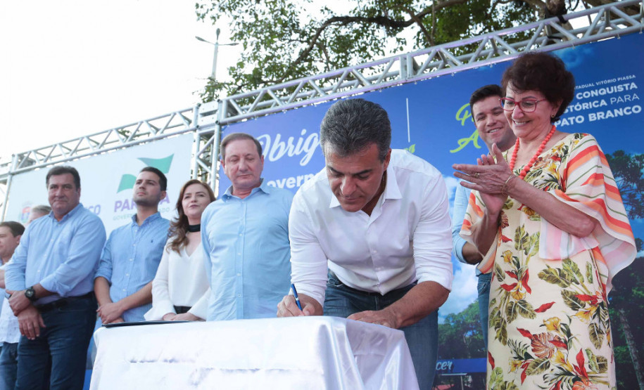 O governador Beto Richa autorizou nesta sexta-feira (02) a abertura do processo licitatório para a construção da Unidade Nova Bairro Fraron, escola que vai atender mais mil alunos de Pato Branco. A execução do projeto está prevista para começar no mês de abril com investimento de R$ 7,5 milhões de recursos da Secretaria de Estado de Educação.