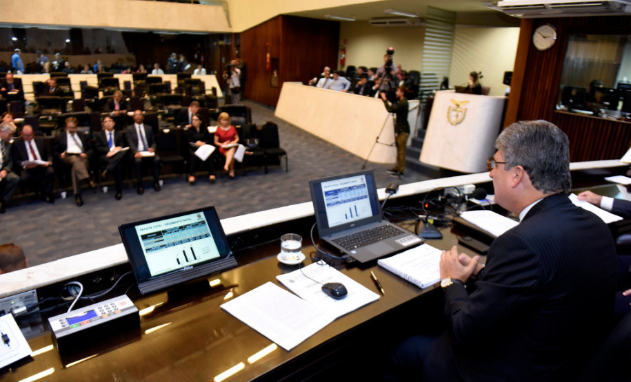 O Estado ampliou em 120% o volume de investimentos em 2017 na comparação com o exercício anterior. O valor saltou de R$ 1,7 bilhão para R$ 3,8 bilhões. Este foi um dos destaques do balanço das contas públicas do ano passado apresentado em audiência pública nesta segunda-feira (05) na Assembleia Legislativa. Se forem considerados os valores aplicados por empresas estatais, os investimentos somam R$ 6,8 bilhões.