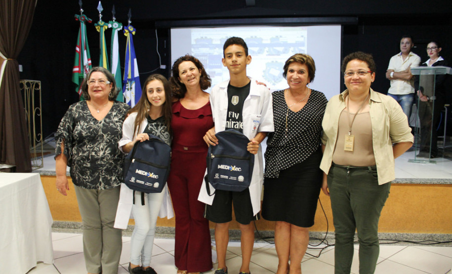 A Secretaria de Estado da Educação entregou nessa segunda-feira (05) o segundo lote de materiais para alunos do 2° ano do ensino médio matriculados nos cursos técnicos do programa MedioTec, do Governo Federal. A entrega foi feita durante a aula inaugural do curso no Colégio Estadual Pedro Macedo, em Curitiba. O programa atende alunos de escolas públicas que cursam as disciplinas normais da grade curricular concomitante à formação técnica.
