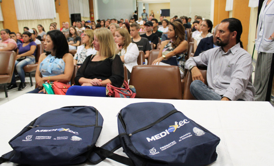 Foram entregues 67 kits com mochila, caderno universitário, caneta esferográfica, lápis, borracha, apontador, régua e jaleco para os alunos do curso técnico em Informática. Em 26 de fevereiro, os estudantes do curso de Saúde Bucal, do Colégio Estadual Professor Bento Munhoz da Rocha Neto, em Paranavaí, no Noroeste do Estado, receberam 30 kits.