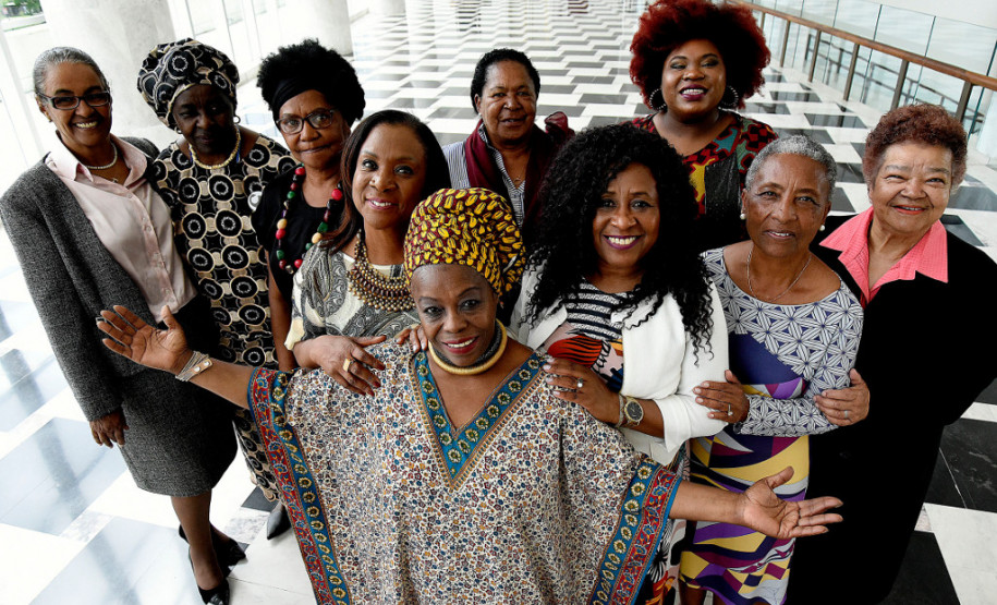 A Secretaria de Estado da Cultura abre nesta sexta-feira (09), às 17h, a exposição Personalidades: Mulheres Negras do Paraná, uma homenagem a dez mulheres que contribuíram para o fortalecimento da imagem feminina ativa e independente, em diferentes áreas de atuação, vencendo um duplo preconceito: ser mulher e ser negra. A mostra fica até 27 de abril no hall da secretaria e a entrada é gratuita.