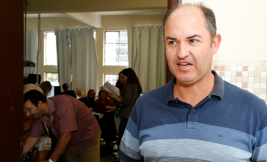 Na primeira semana de julho aproximadamente 200 professores da disciplina de Matemática das 50 escolas estaduais pertencentes ao Núcleo Regional de Telêmaco Borba (nos Campos Gerais) vão participar das formações. “É importante levar novas informações que auxiliem novas abordagens e metodologias de ensino porque isso vai refletir no processo de ensino e aprendizagem da disciplina”, disse o técnico pedagógico de Matemática do Núcleo, Luiz Alberto Calado.