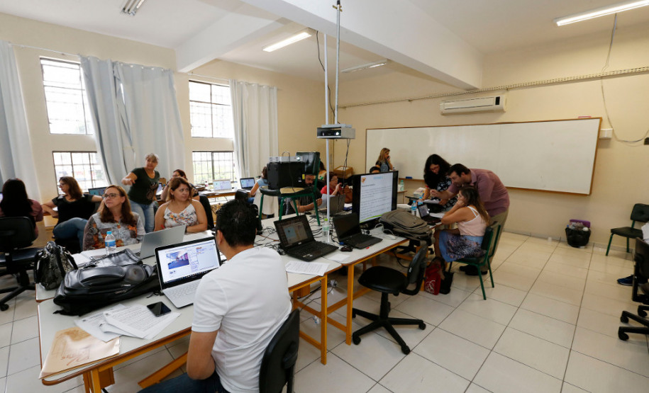 Mais de 750 técnicos pedagógicos disciplinares e coordenadores de gestão escolar, educação profissional e da educação básica dos 32 Núcleos Regionais de Educação participam nessa semana, em Curitiba, das oficinas de Formação em Ação Disciplinar ofertadas pela Secretaria de Estado da Educação. Os cursos começaram na terça-feira (6) e encerram nesta sexta-feira (9) com duração de 16 horas.