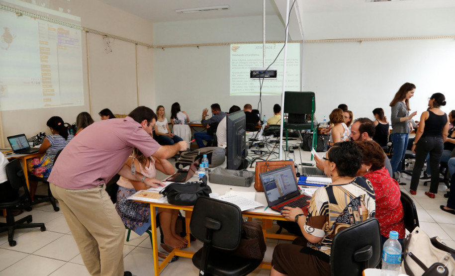 Mais de 750 técnicos pedagógicos disciplinares e coordenadores de gestão escolar, educação profissional e da educação básica dos 32 Núcleos Regionais de Educação participam nessa semana, em Curitiba, das oficinas de Formação em Ação Disciplinar ofertadas pela Secretaria de Estado da Educação. Os cursos começaram na terça-feira (6) e encerram nesta sexta-feira (9) com duração de 16 horas.
