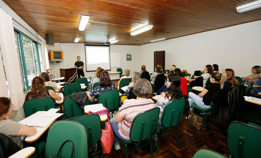 Mais de 750 técnicos pedagógicos disciplinares e coordenadores de gestão escolar, educação profissional e da educação básica dos 32 Núcleos Regionais de Educação participam nessa semana, em Curitiba, das oficinas de Formação em Ação Disciplinar ofertadas pela Secretaria de Estado da Educação. Os cursos começaram na terça-feira (6) e encerram nesta sexta-feira (9) com duração de 16 horas.